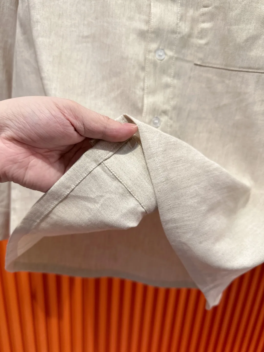 LORO PIANA Loro Piana LP slightly wide version S-XL (the suit does not come apart, 💯Tencel linen) 26SS Loro piana autumn and winter models are hotly shipped | Exclusively customized official website counter Same Style LP🌟casual suit·Old money style Middle Eastern Tencel linen fabric, top shirt👔chest pocket logo🪡embroidery Pants👖Logo🪡 embroidered, 100% Tencel linen, soft to the touch and not easily deformed, anti-pilling technology, extremely comfortable on the upper body, solid color lapel shirt👔Pants👖, solid color ribbed edges full of details. The simple version is not flattering to the body shape, and the original fabrics are standard. The skin-friendly and breathable texture is suitable for all daily scenes. It can be switched between commuting and leisure with one click. It shows high-end taste in a low-key manner, and provides comfort and style throughout autumn and winter. The inner hemming is evenly and meticulously routed, and the texture and texture are super soft. It is very light and soft, and feels extremely delicate and silky. The finer the yarn, the harder it is to work, and it is very time-consuming and material-consuming. It is a super rare product. The particularity of the fabric of each piece of clothing makes it silky soft and smooth. The unique embroidery pattern on the chest, you can feel its softness and smoothness when it comes into contact with the skin! The overall design is simple and grand, continuing Classic. The calm and elegant Classic color scheme naturally exudes a casual, elegant and sophisticated style, highlighting the style of a major manufacturer. Fabric, quite wide and comfortable. Delicate, easy to wear, dry, breathable and non-stick. The texture is light and there is no pressure on the upper body, as if it can breathe. Whether it is wiring, cutting or hardware configuration, it is the highest level of craftsmanship. Every detail is meticulous and quite elegant! The minimalist style structure is grand, natural, and highly recognizable. The upper body will never go wrong with the matching performance, and there is no doubt about it! Color: Linen Gray Size: M-3XL Size charti: Top size chart: M: Shoulder width 52-bust 54-dress length 69 L: Shoulder width 54-chest 56-dress length 71 Pants size chart: M: Seat circumference 107 - Waist circumference 78 - Panty length 103 L: Seat circumference 111 - Waist circumference 82 - Panty length 105